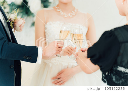 結婚式の披露宴で話す新郎新婦と家族・友人・親族　 105122226