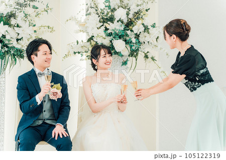 結婚式の披露宴で話す新郎新婦と家族・友人・親族の女性 105122319