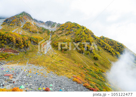 【錦秋】霧に包まれた紅葉時期の涸沢カール【長野県】 105122477