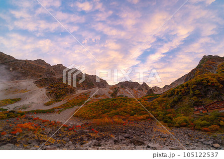 【秋素材】錦秋の涸沢カールの夕焼け【長野県】 105122537