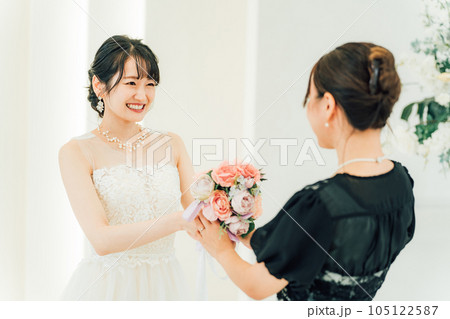 ブーケプルズの花束・ブーケを友人にプレゼントする花嫁・新婦 ブーケプルズの花束・ブーケを友人にプレゼントする花嫁・新婦 105122587