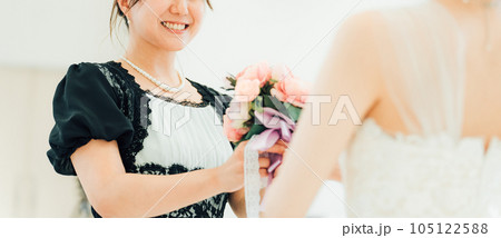 ブーケプルズの花束・ブーケを新婦からプレゼントされる女性 ブーケプルズの花束・ブーケを新婦からプレゼントされる女性 105122588