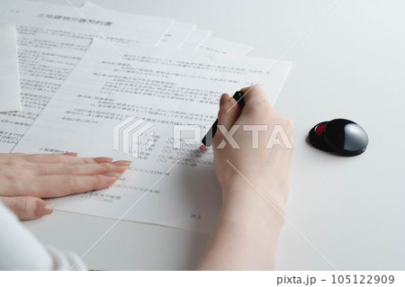 契約書に押印する女性 105122909