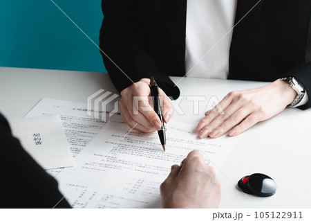 契約書の説明をする女性 契約書の説明をする女性 105122911