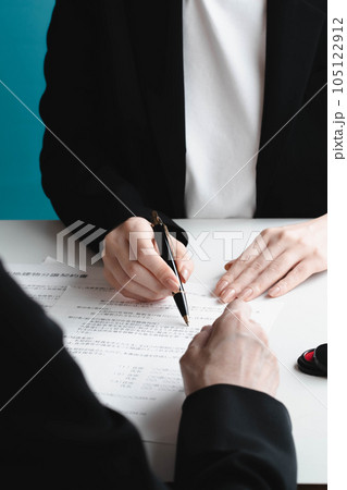 契約書の説明をする女性 105122912