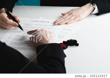 契約書の説明をする女性 105122917