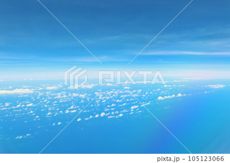 沖縄　上空からの青空と青い海の風景 105123066