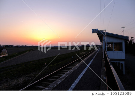 陸羽西線南野駅から見える庄内平野に沈む夕日 105123089