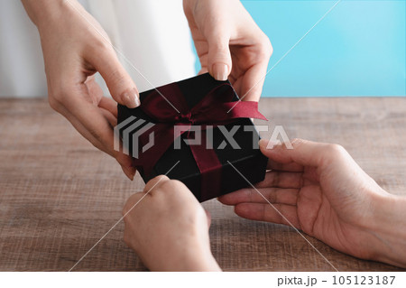 プレゼントを渡す女性 105123187