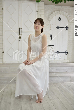 白いドレスを着た清潔感のある若い女性 白いドレスを着た清潔感のある若い女性 105123201