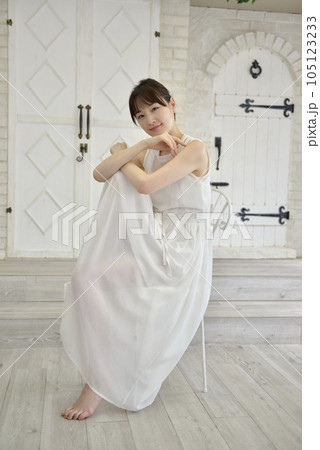 白いドレスを着た清潔感のある若い女性 白いドレスを着た清潔感のある若い女性 105123233