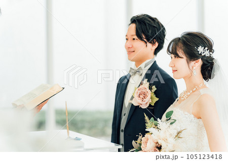 教会・チャペルで誓いを立てる新郎新婦（ウェディング・ブライダル） 105123418