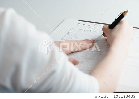 婚姻届に記入する女性の手元 婚姻届に記入する女性の手元 105123435