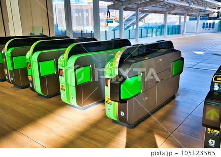 山手線新駅 高輪ゲートウェイ駅改札口と券売機の風景 105123565