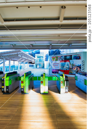 山手線新駅 高輪ゲートウェイ駅改札口と券売機の風景 105123568