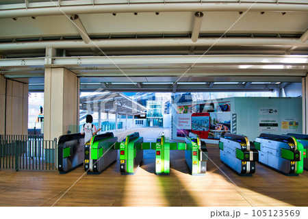 山手線新駅 高輪ゲートウェイ駅改札口と券売機の風景 105123569