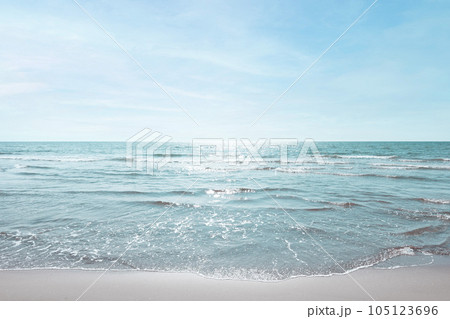 綺麗な海の波打ち際のイメージ 105123696