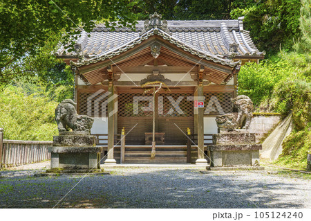 素盞雄神社　拝殿（奈良県桜井市初瀬） 105124240