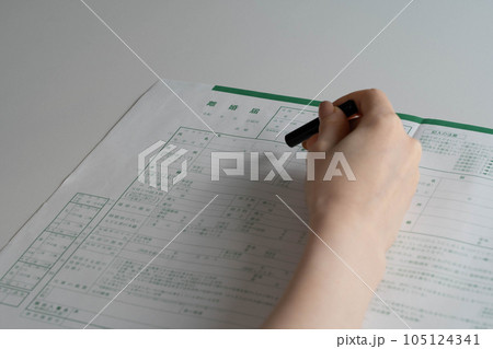 離婚届に判を押す女性の手元 離婚届に判を押す女性の手元 105124341