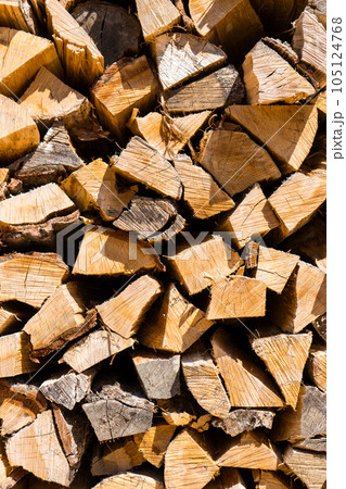 薪イメージ|薪割後に乾燥させるため積み上げられた薪 薪イメージ|薪割後に乾燥させるため積み上げられた薪 105124768