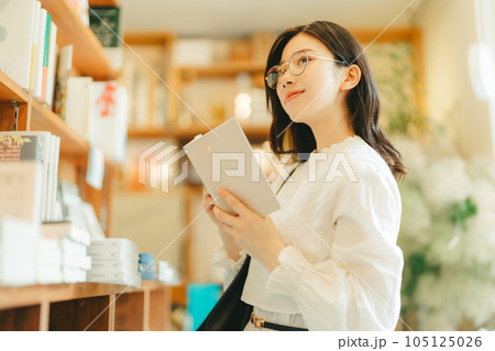 書店にいる若い女性 105125026