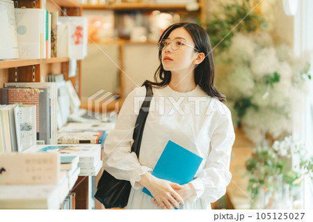 本屋にいる若い女性 本屋にいる若い女性 105125027