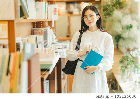 本屋にいる若い女性 本屋にいる若い女性 105125030