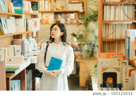 本屋にいる若い女性 105125033