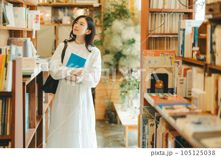 本屋にいる若い女性 105125038