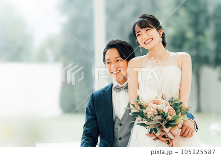 結婚式場で前撮り・フォトウェディングの撮影をする新郎新婦（ブライダル・ウェディング） 105125587