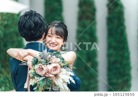 結婚式場のガーデンで前撮り・フォトウェディングの撮影をする新郎新婦(ブライダル・ウェディング) 結婚式場のガーデンで前撮り・フォトウェディングの撮影をする新郎新婦(ブライダル・ウェディング) 105125650