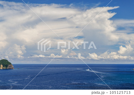 夏の休日に南の海でボートを楽しむ 105125713