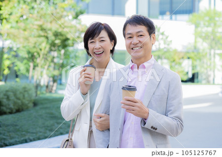 外出するミドル夫婦　撮影協力「LINK FOREST] 105125767