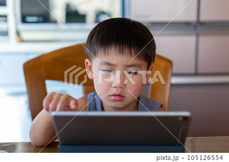 タブレットで遊ぶ男の子 タブレットで遊ぶ男の子 105126554