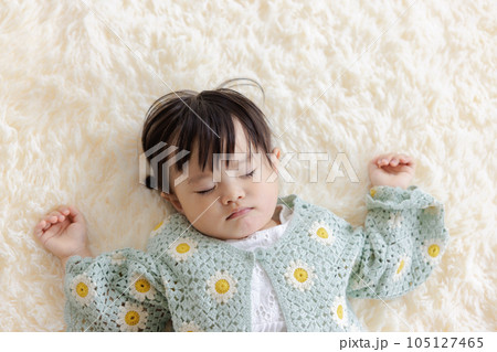 昼寝をする子供 105127465