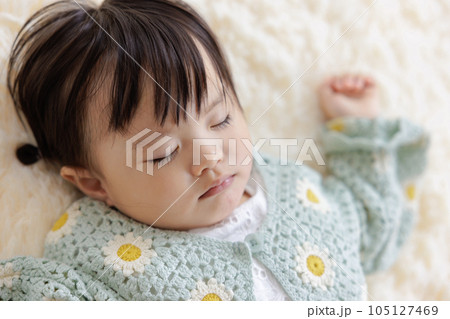 昼寝をする子供 105127469