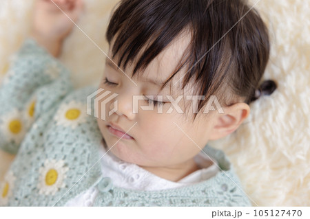 昼寝をする子供 105127470