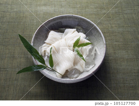 そうめん盛り付けアップ　グリーン布バック 105127700