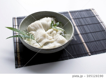 そうめん盛り付けアップ　黒竹簾バック 105128190