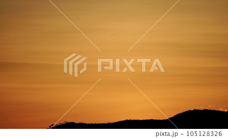 沖縄県座間味村阿嘉島から見た渡嘉敷島の日の出 105128326