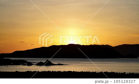 沖縄県座間味村阿嘉島から見た渡嘉敷島の日の出 沖縄県座間味村阿嘉島から見た渡嘉敷島の日の出 105128327