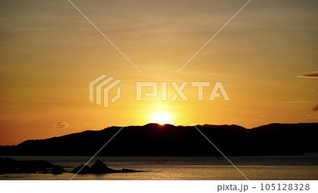 沖縄県座間味村阿嘉島から見た渡嘉敷島の日の出 沖縄県座間味村阿嘉島から見た渡嘉敷島の日の出 105128328