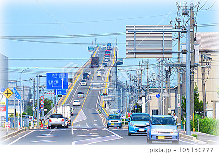 島根県側から眺める江島大橋の登坂路と自動車の往来（イラスト風） 105130777