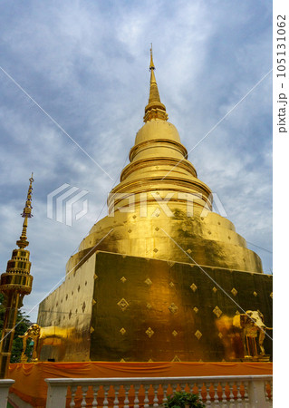 ワット・プラシン寺院の黄金の仏塔(タイ・チェンマイ県) ワット・プラシン寺院の黄金の仏塔(タイ・チェンマイ県) 105131062