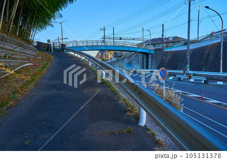 川崎市多摩区枡形の県道横浜生田線に架かる東生田遊歩道橋を見る 105131378