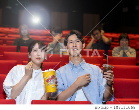 ホラー映画を見て怖がる若いカップル ホラー映画を見て怖がる若いカップル 105131668