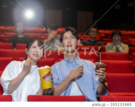 ホラー映画を見て怖がる若いカップル 105131669