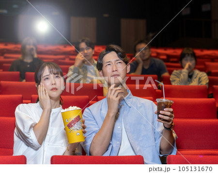 悲しい映画を見て泣くカップル 105131670