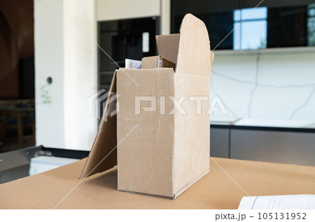 An open cardboard box. Indoor renovation 105131952