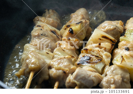 焼鳥(ねぎま串)をフライパンで温め直す(酒をかけて)調理シーン。 105133691